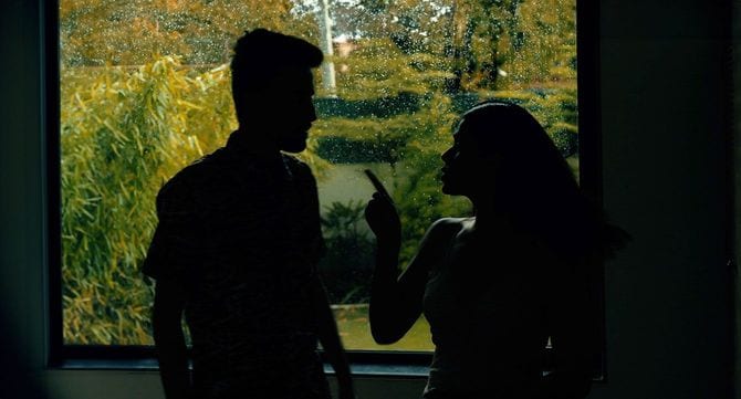 女性が男性に怒っている