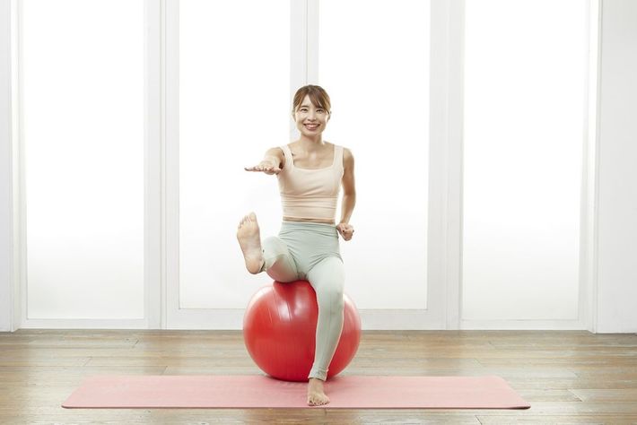 写真④　出典＝SAYAKA『<a href="https://www.amazon.co.jp/exec/obidos/ASIN/4833440695/presidentjp-22" target="_blank">バランスボール「美やせ」革命</a>』（プレジデント社）