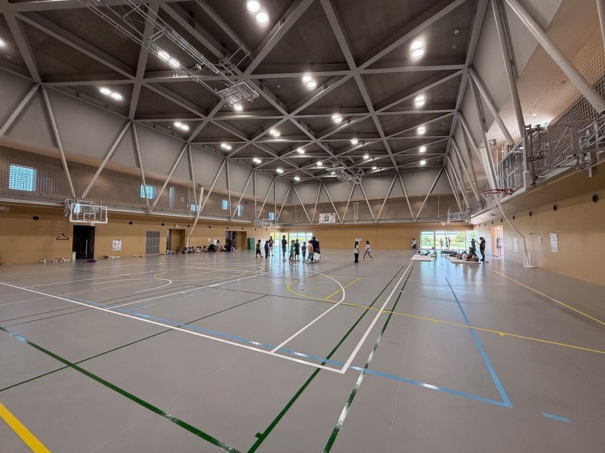 体育館の様子。被災時の状況も想定して作られている