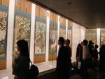 同展の「動植綵絵」に見入る人々。