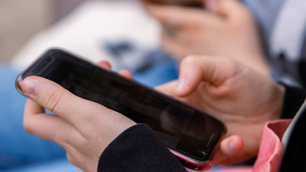 だから｢格安スマホ｣は安くて遅い…ユーザーがイライラさせられる1日2回の｢魔の時間帯｣