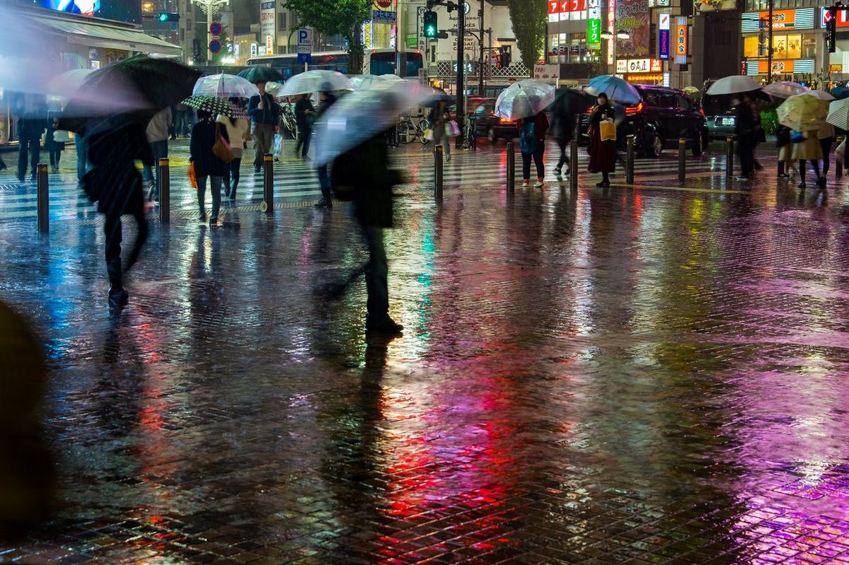 東京の繁華街、夜の豪雨