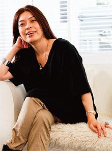 「まわりもこんな感じ。自分の好きな服を着てます」<br><strong>マネジメント会社 KiKi inc. 代表取締役 川崎あゆみ</strong>●age44。女子美術短大卒。出版などを経て1993年独立、カメラマンなど21人が所属するマネジメント会社経営。従業員8人。「若く見られたいとかはないんです。でも老けたとは思われたくないんですよね」。若者に人気のZUC Caの服、時計はロレックス、ネックレスはルイ・ヴィトン。指輪はFOREVER21で460円。