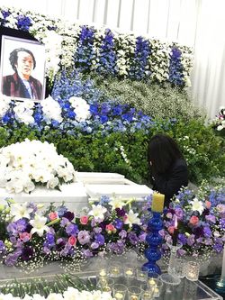 母（小平鈴子さん）のお葬式。祭壇は母が好きだった紫色の花で飾った。