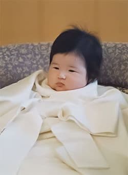 2002年、生誕3カ月頃の愛子内親王