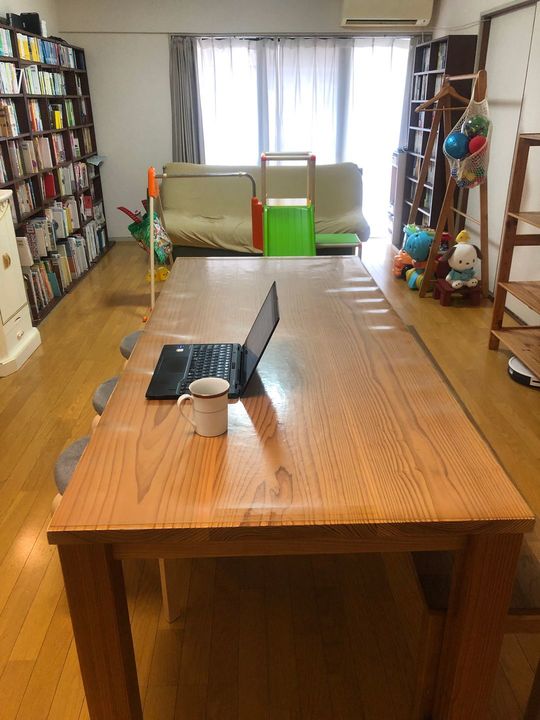 橋本家のリビング。片づいた状態で暮らすことで、ストレスなく生活や仕事、勉強ができる。