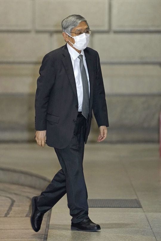 金融政策決定会合に出席するため日銀本店に入る黒田東彦総裁＝2022年10月28日午前、東京・日本橋本石町［代表撮影］