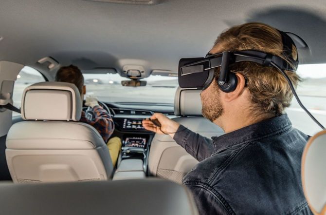 アウディがディズニーとの提携で提供する車載VRサービス「ホロライド」。専用VRヘッドセットを装着してコンテンツを楽しむ。