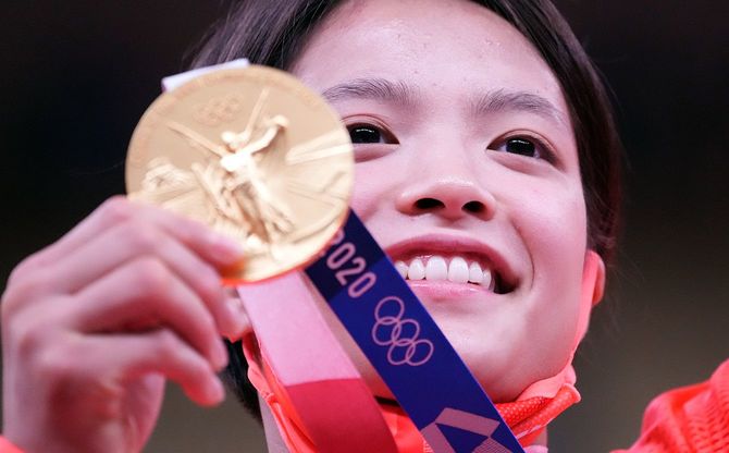 柔道女子52キロ級で優勝し、金メダルを手に笑顔の阿部詩