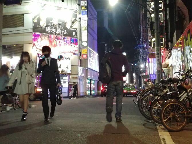 担当ホストと一緒に歌舞伎町を歩く女性