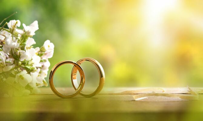 花束と一対の結婚指輪