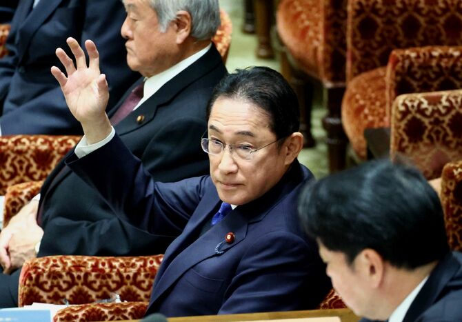 衆院予算委員会で挙手する岸田文雄首相＝2024年2月26日、国会内