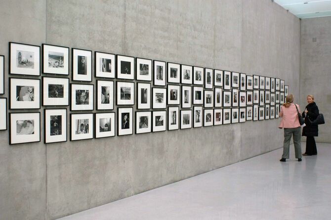 2006年11月30日、オーストリアのブレゲンツ美術館にて、米国人アーティスト、シンディ・シャーマンの「Untitled Film Stills」シリーズの作品を鑑賞する来場者たち。