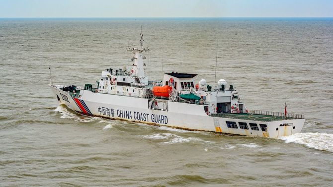 釣魚島沖の領海を巡視している中国海上保安庁の海上巡視船