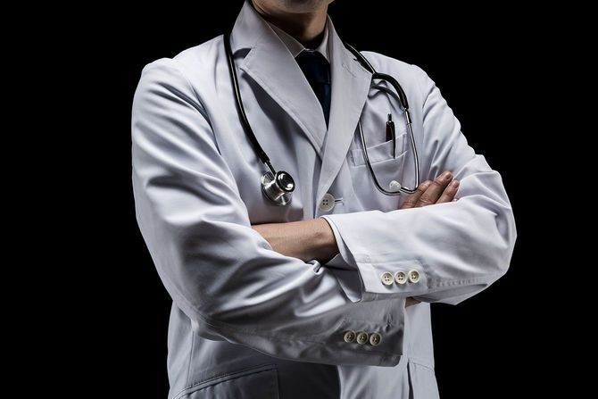 腕を組む医師