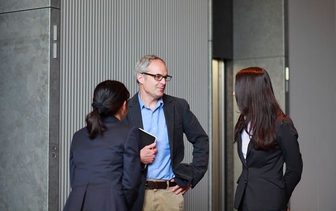 オフィスでコミュニケーションをとる