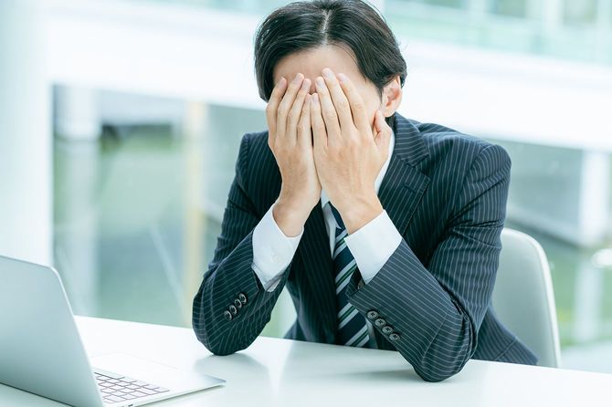 オフィスで疲れているビジネスパーソン