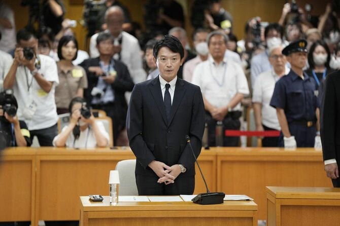 兵庫県議会の百条委員会で証人尋問に応じ、宣誓する斎藤元彦知事=8月