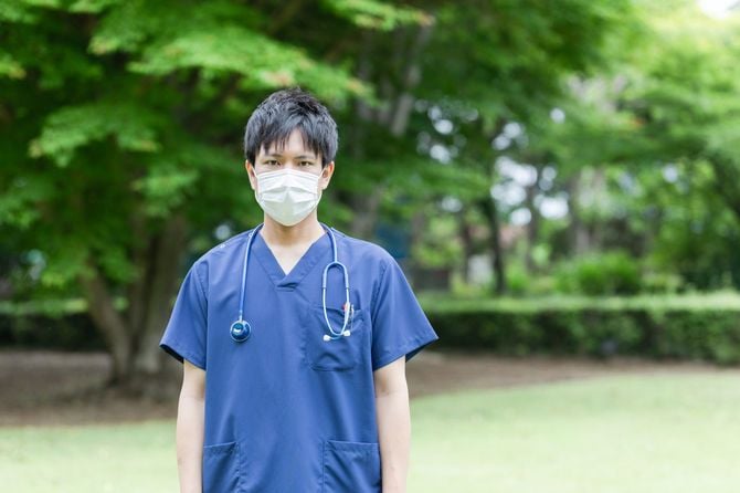マスクを着用した若い医師