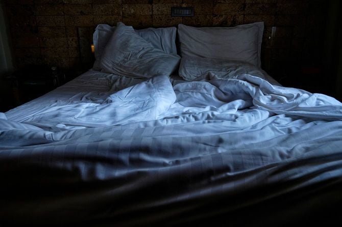 月明かりが差し込むダブルベッド