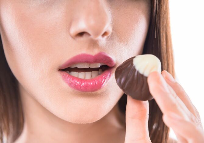 チョコレートを食べようとする女性