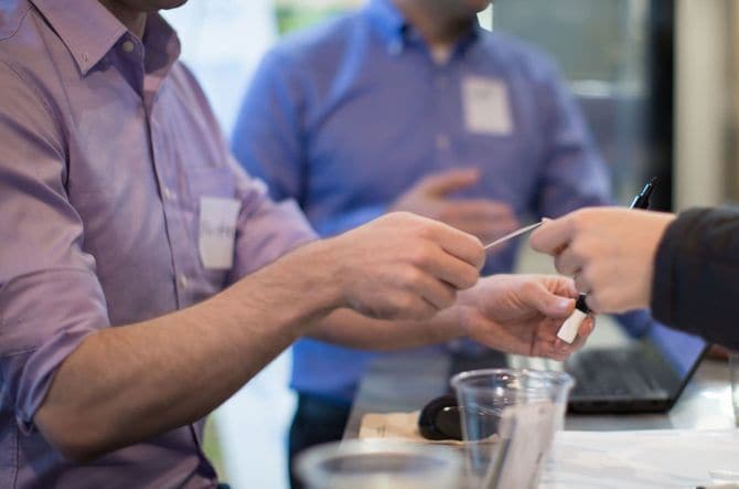 名刺交換をする人たち