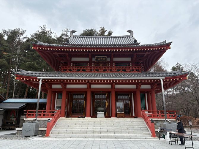 トヨタ自動車とグループが1970年に建立した聖光寺=2025年11月25日、長野県茅野市