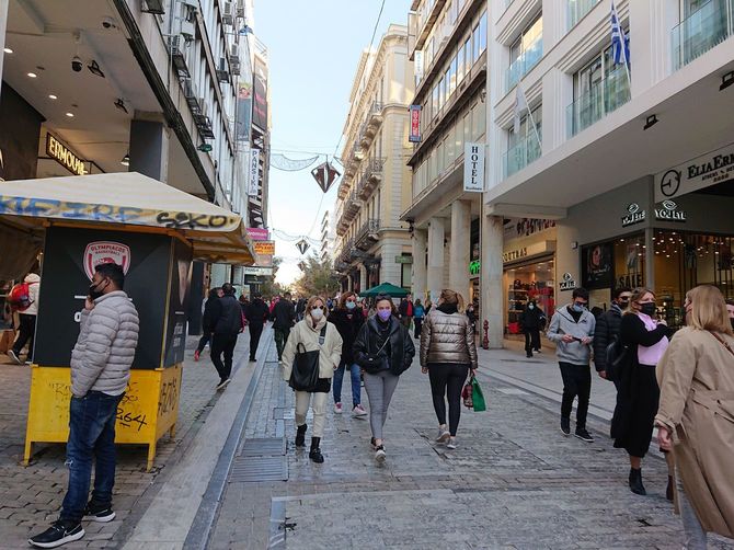 アテネ都心のショッピングストリート・エルムー通り