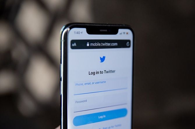 Twitterのログイン画面が表示されているスマートフォン