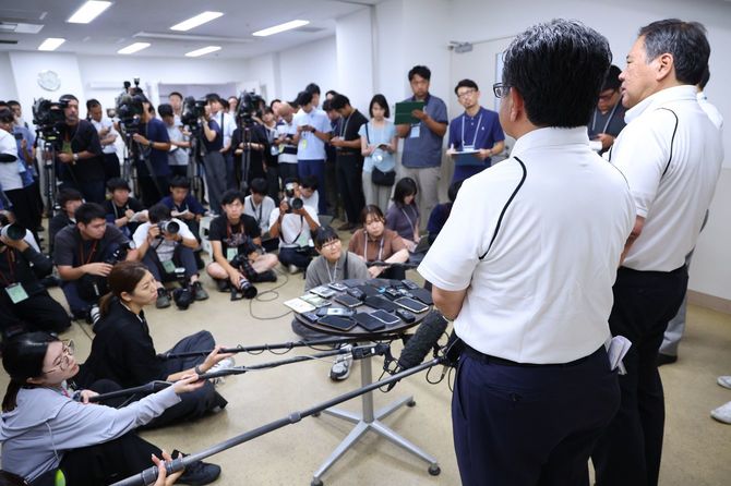 広陵の出場辞退を受け、報道陣の取材に応じる日本高校野球連盟の宝馨会長(右端)と大会会長の朝日新聞社・角田克社長(右から2人目)=2025年8月10日、兵庫県西宮市