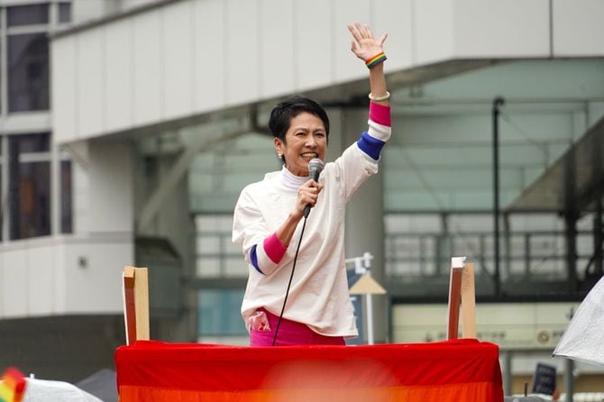 都知事選で街頭演説する蓮舫氏