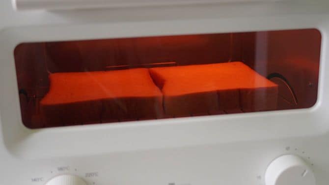ニトリ。アラジンと比較すると少々暗く感じる