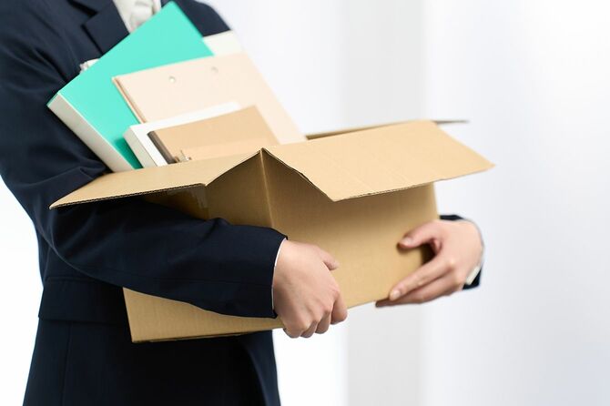 荷物を持って移動するビジネスウーマン