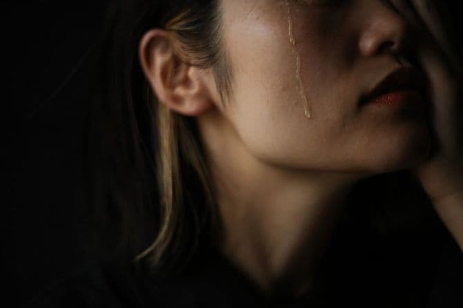 泣いている女性