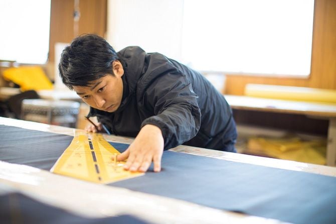 笏本縫製社長の笏本達宏さん