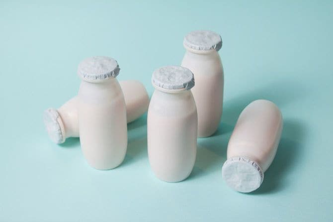 水色の背景に乳酸菌飲料のボトル