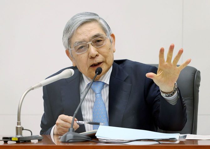 金融政策決定会合を終え、記者会見する日本銀行の黒田東彦総裁＝2022年4月28日、東京・日本橋本石町の日銀本店