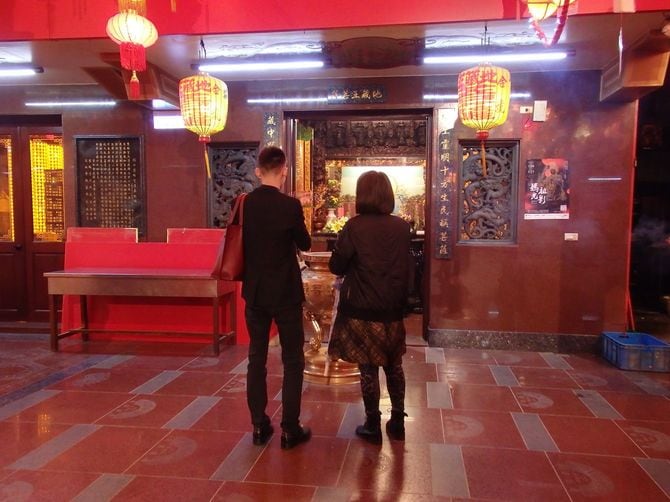 廟で祈る人たち。市民の心に響くのは「小確幸(目の前の小さな幸せ)」