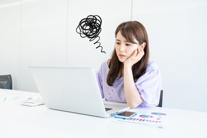 混乱の若いアジアの女の子