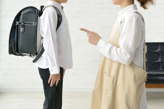 叱られた少年と母親