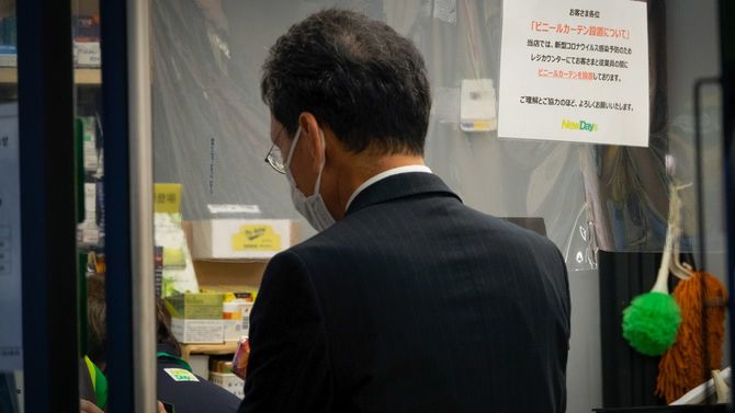 感染予防のため、ビニールカーテンを設置しているキオスク＝東京・恵比寿、2020年5月8日