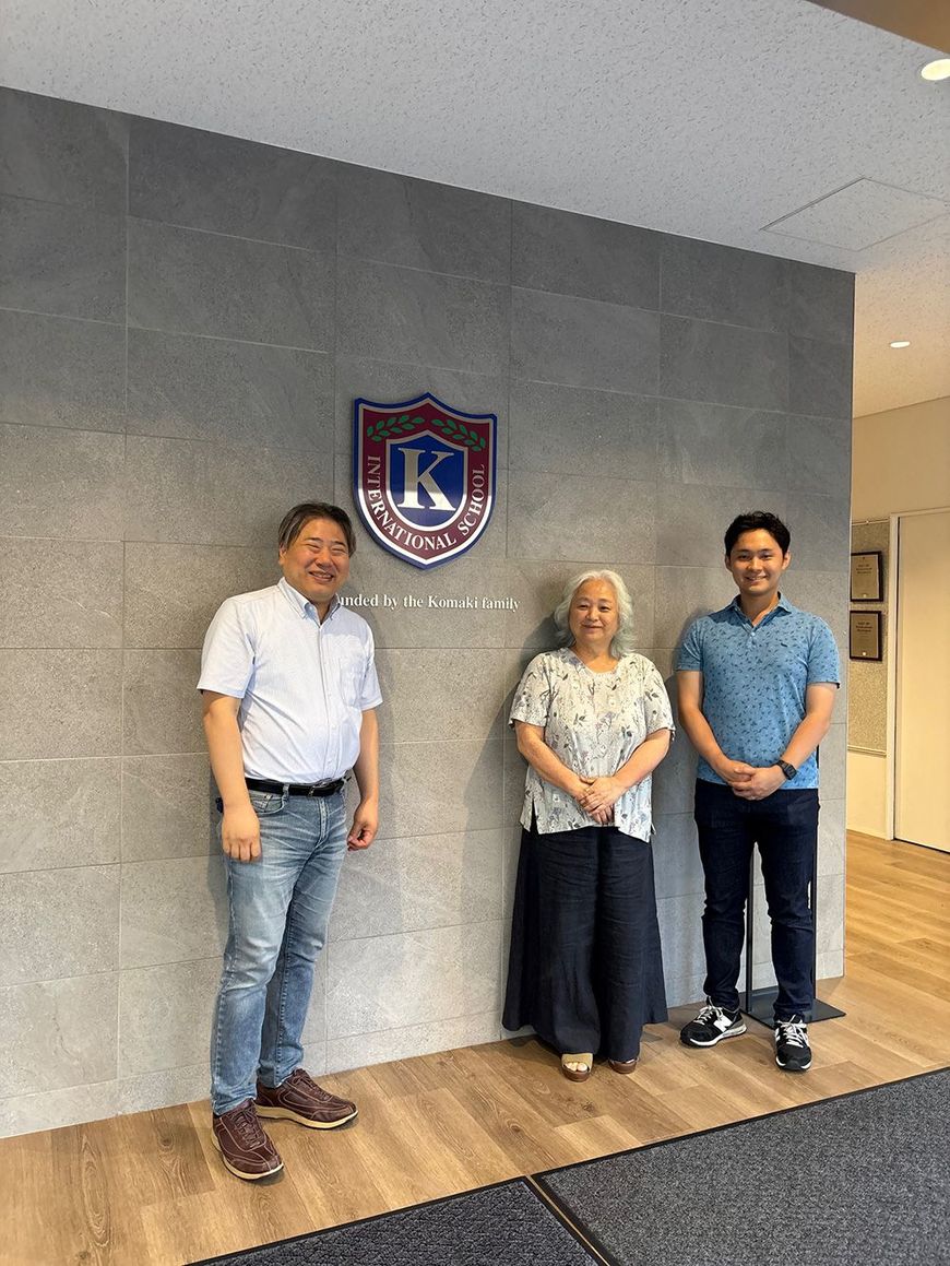 左から著者の村田学氏、理事長の小牧孝子氏、副アソシエイト学校長の小牧圭氏