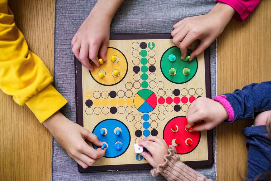 ボードゲームのルドーを遊ぶ子供たち