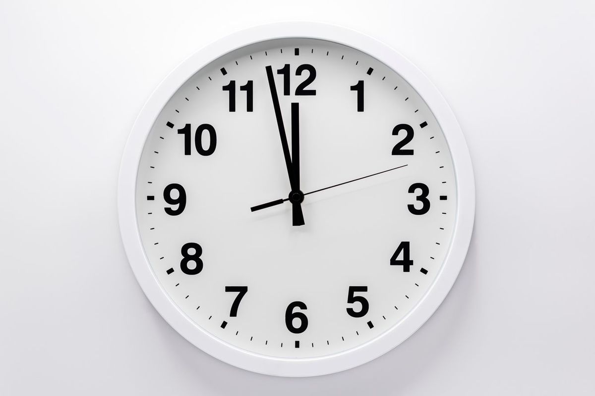 白い背景にシンプルなアナログ壁掛け時計