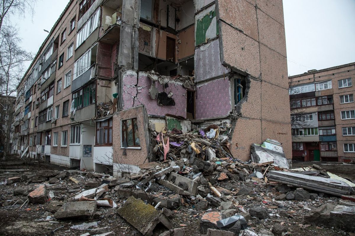ウクライナ東部で砲撃によって損傷を受けた住宅の建物