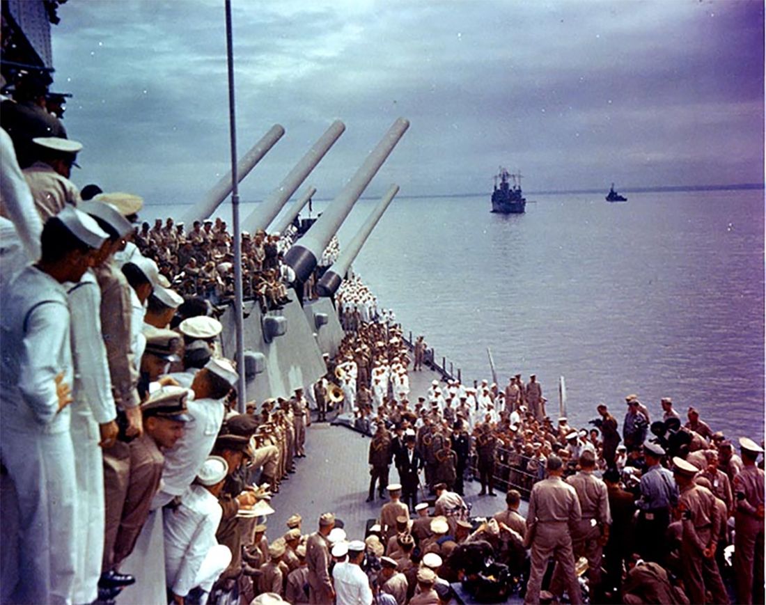 1945年9月2日USSミズーリ艦上での降伏調印式（写真＝work of the U.S. federal government／PD US Navy／Wikimedia Commons）