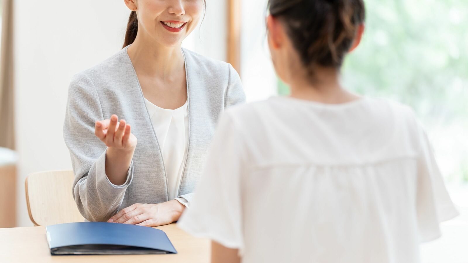 仕事でも､出身地でも､趣味でもない…｢話しやすい｣と思われる人が自然と選んでいる最強の"雑談テーマ" 相手の緊張を一瞬で溶かす会話術