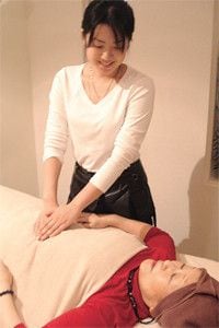 「超気持ちイイ～」のだが、揉まれて翌日お腹が筋肉痛になる人もいる。料金は、腸セラピーのみのリラクゼーションコースで男性30分1万500円～。砂沢さんには、自宅で一人でできる『1日3分腸もみ健康法』などの著書がある。