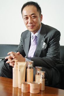 <strong>カネボウ化粧品代表取締役兼社長執行役員 知識賢治<br></strong>1963年、兵庫県生まれ。85年、同志社大学法学部卒業後、鐘紡（現カネボウ化粧品）入社。マーケティング、企画などの業務を経験。98年4月、リサージの社長に就任。2004年3月、カネボウ化粧品事業本部長。04年5月、カネボウ化粧品の社長に就任。リサージ時代から、女性部下を多く持ってきた。成功・失敗ともに当時の経験がいまに活きている。