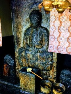 商売繁盛を願って油を掛けた地蔵